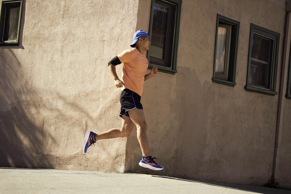 Saucony «Ride 15»: Η νέα δρομική δύναμη για αγώνες και προπονήσεις runbeat.gr